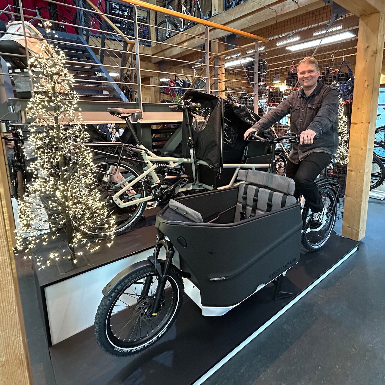 Auktion bei Zweirad Nieberding zugunsten von "Sportler gegen Hunger" Image 1